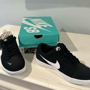 Never worn womens Nike SB Force 58